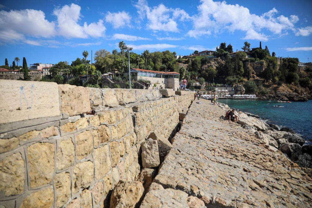 Antalya’nın kalbindeki tehlike: Kaleiçi mendireği parçalanıyor