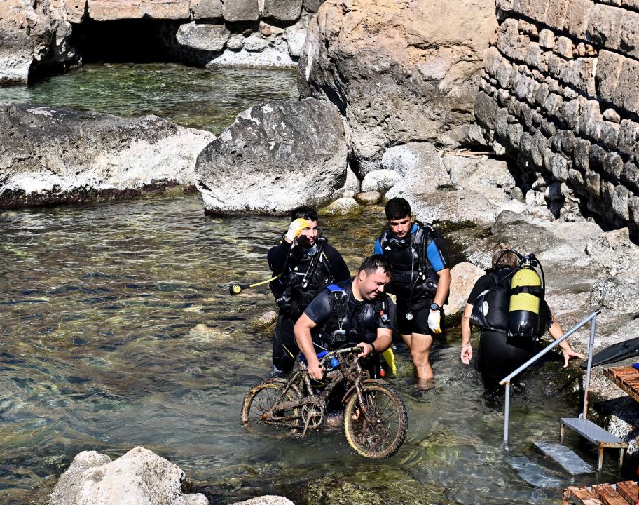 Deniz dibi temizliğinde, 2 bisiklet ve 1 tabanca bulundu