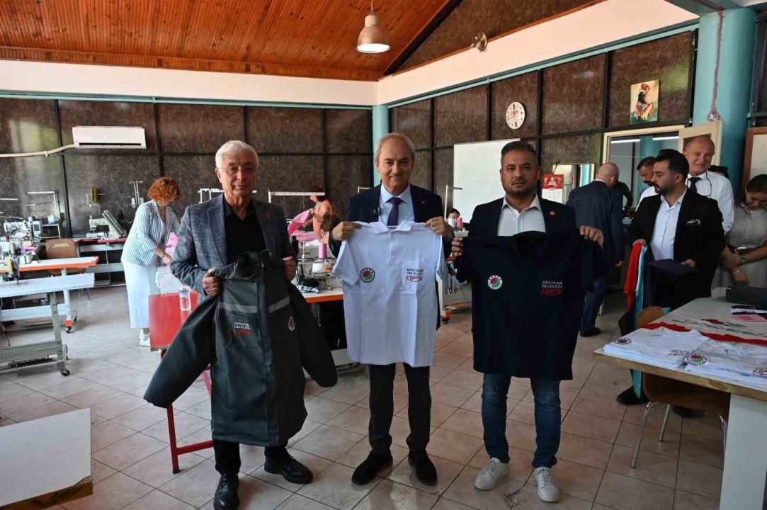 Kepez’de belediye personelinin üniformaları kadın eliyle üretilip tasarruf sağlanıyor
