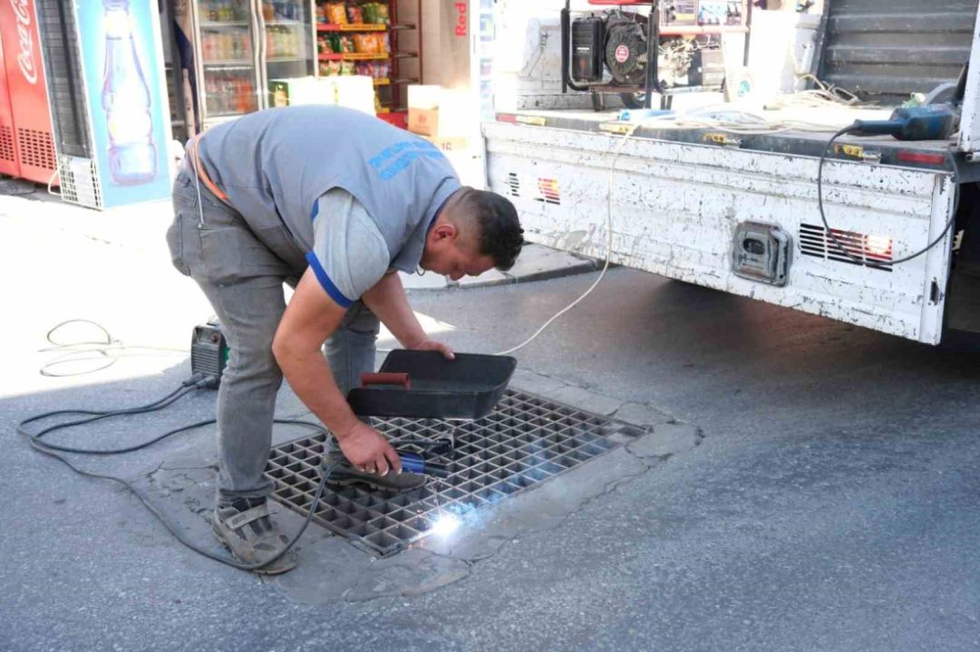 Mazgal ve yağmur suyu hattı temizliği sürüyor