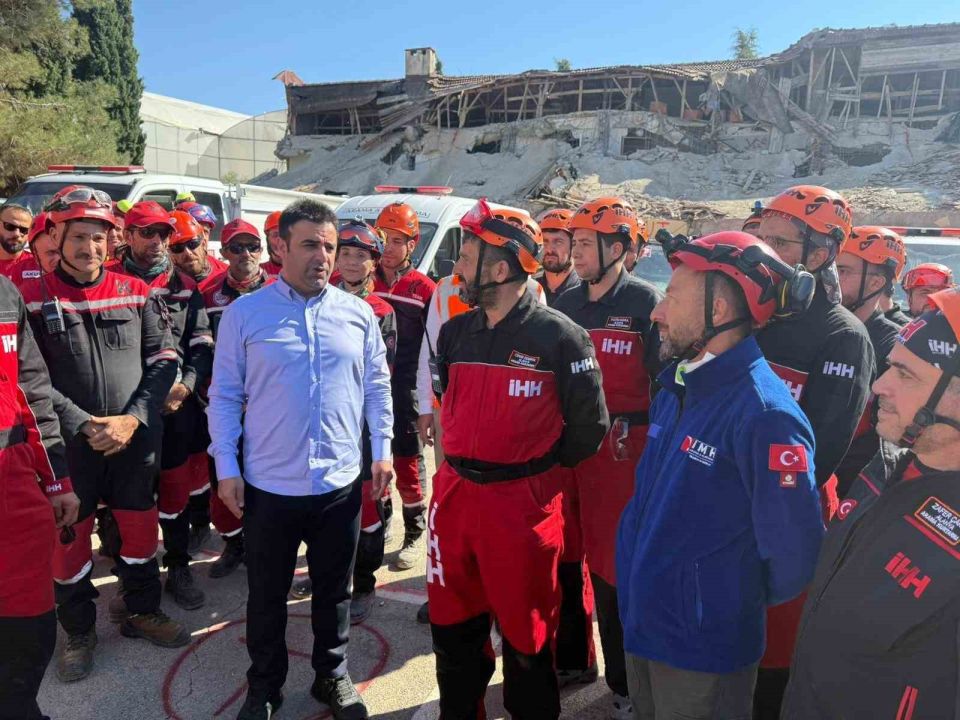 Antalya’da yıkımı gerçekleşen riskli yapı enkazında deprem tatbikatı