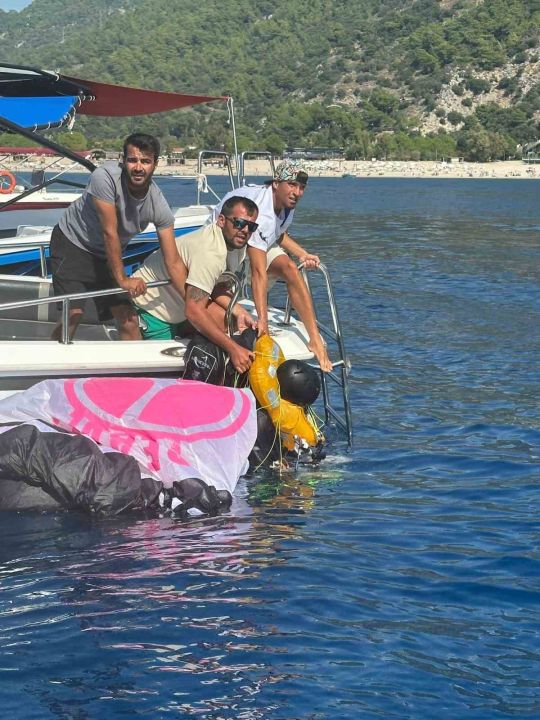 Fethiye’de denize düşen yamaç paraşütçüsü ağır yaralandı