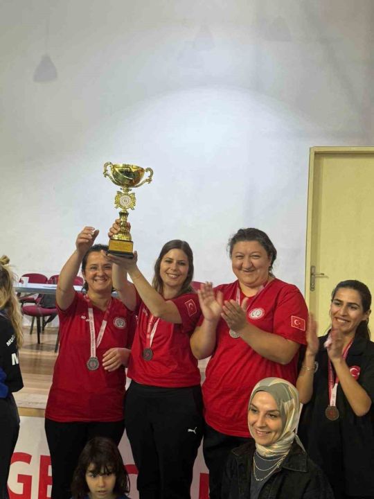 MEAH’tan masa tenisinde çifte başarı