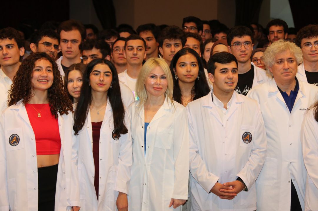 Genç hekim adayları beyaz önlüklerini giydi