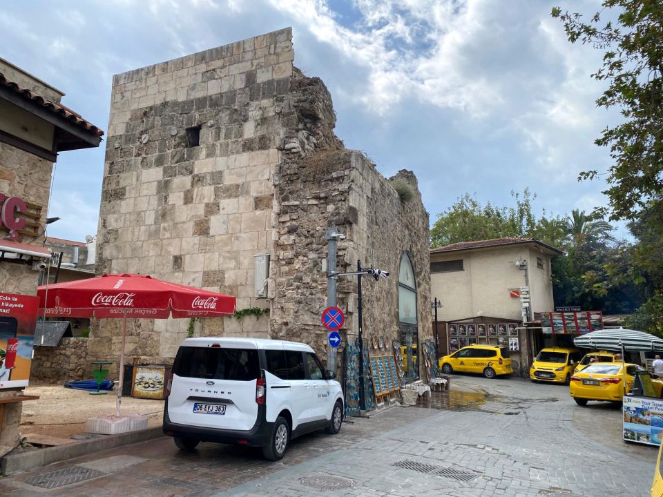 Tarihi burcun duvarı, klima takmak için delindi