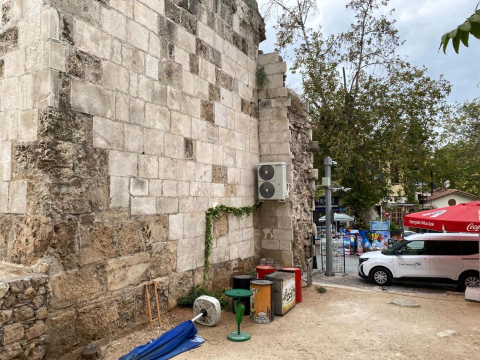 Tarihi burcun duvarı, klima takmak için delindi