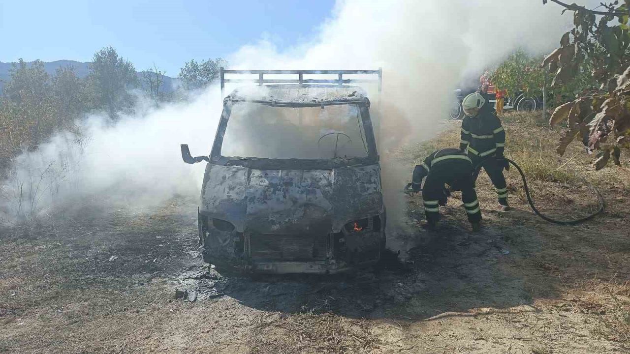 Burdur’da yanan kamyonet kullanılmaz hale geldi