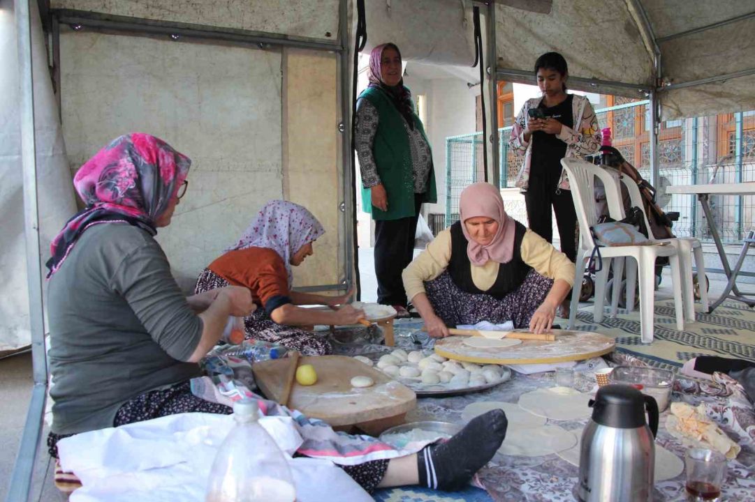 Mersin’de dönerden tantuniye hayır çarşısı yoğun ilgi gördü