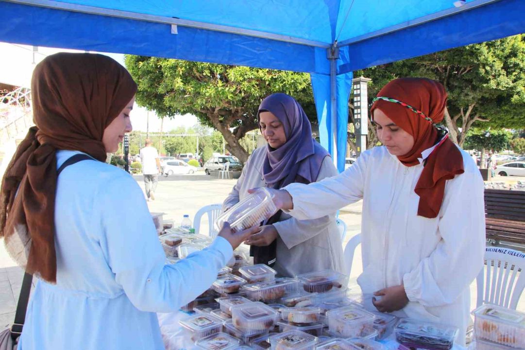 Mersin’de dönerden tantuniye hayır çarşısı yoğun ilgi gördü