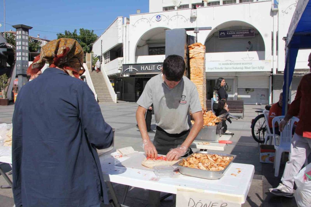 Mersin’de dönerden tantuniye hayır çarşısı yoğun ilgi gördü