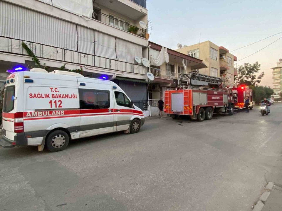 Antalya’da yangın çıkan evdeki muhabbet kuşunu itfaiye kurtardı