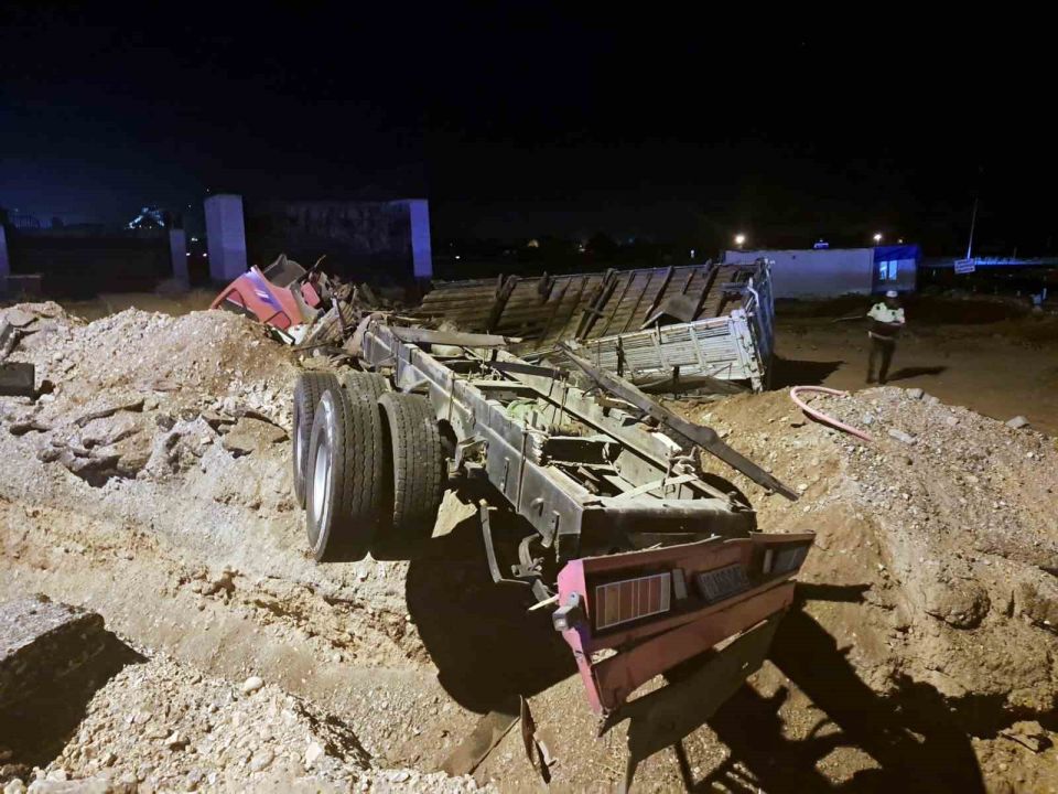 Nar yüklü TIR şarampole yuvarlandı