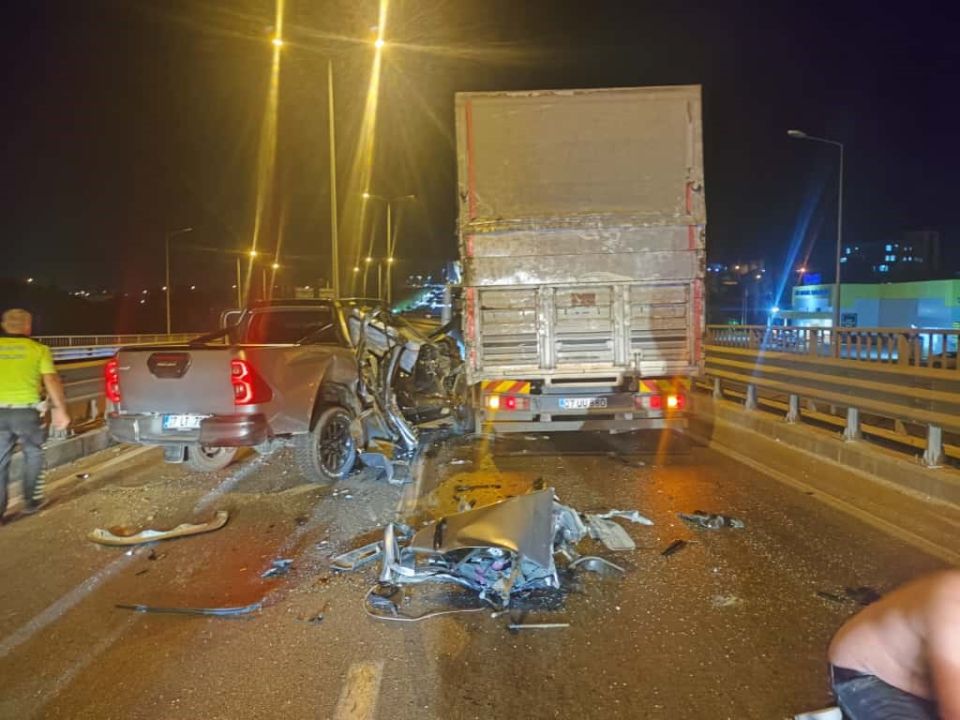 Antalya’da kamyonla çarpışan pikap hurdaya döndü: 1 yaralı