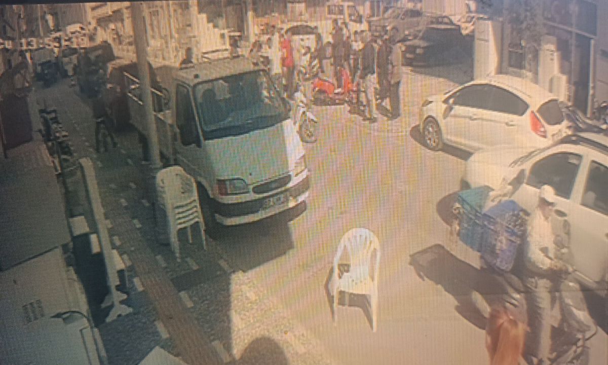 Motosikletli, önüne çıkan motosiklete çarpmamak isterken yola savruldu
