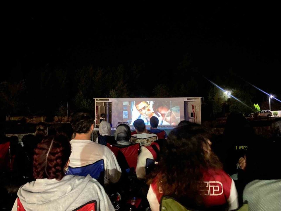Yüzlerce Üniversite öğrencisi gece açık hava sinemasında buluştu