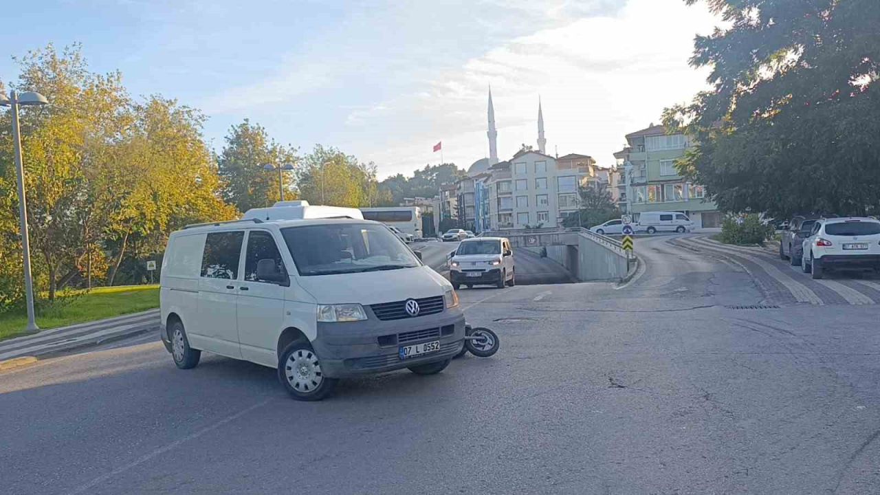 Kamyonet sürücüsünün dikkatsizliği kazayı beraberinde getirdi: 1 yaralı