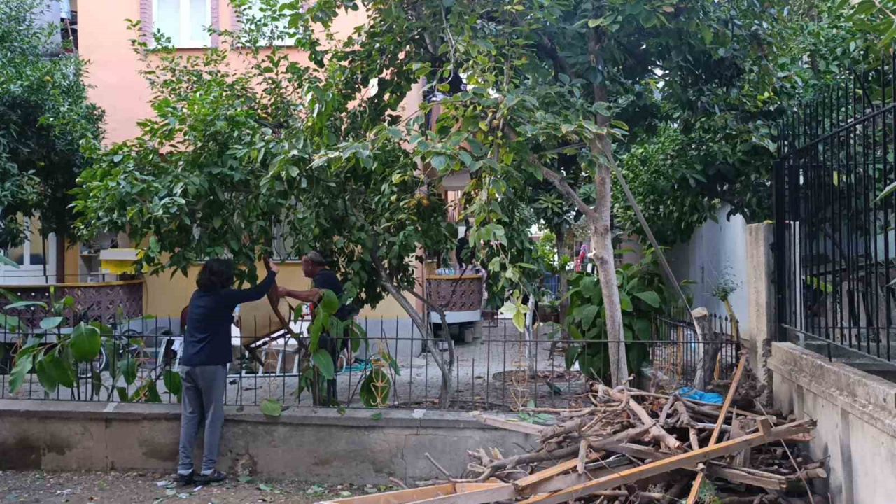 Bacağına saplanan korkuluk demiri ile hastaneye kaldırıldı