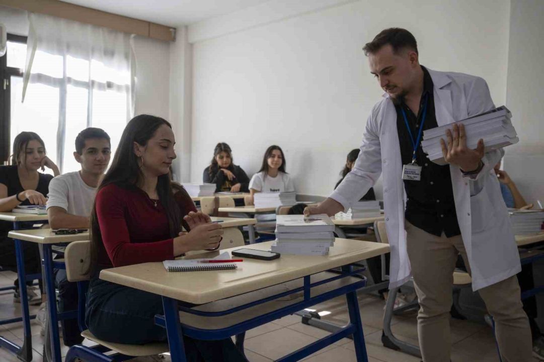 Mersin’de 5 bin öğrenciye ücretsiz kaynak kitap dağıtıldı