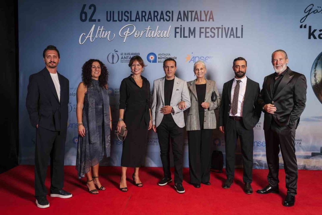 Altın Portakal’ın kapanışında sinemanın yıldızları kırmızı halıda buluştu