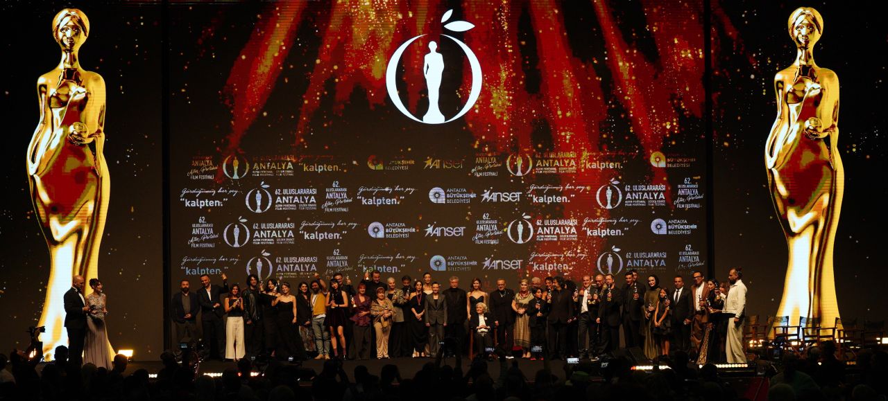 Altın Portakal'a 7 ödülle 'Tavşan İmparatorluğu' damga vurdu