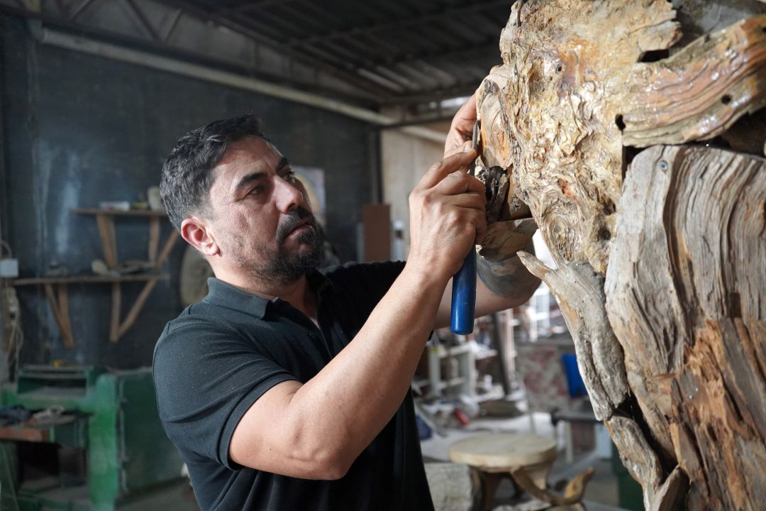 Öldürülen aslan 'Zeus'un ağaçtan heykelini yaptı