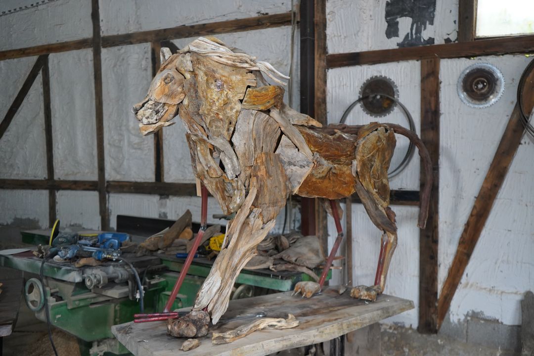 Öldürülen aslan 'Zeus'un ağaçtan heykelini yaptı