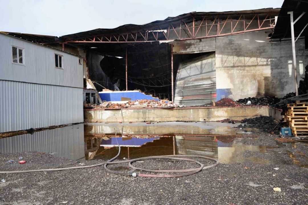 Meyve-sebze paketleme fabrikası yangınındaki hasar gün ağarınca ortaya çıktı