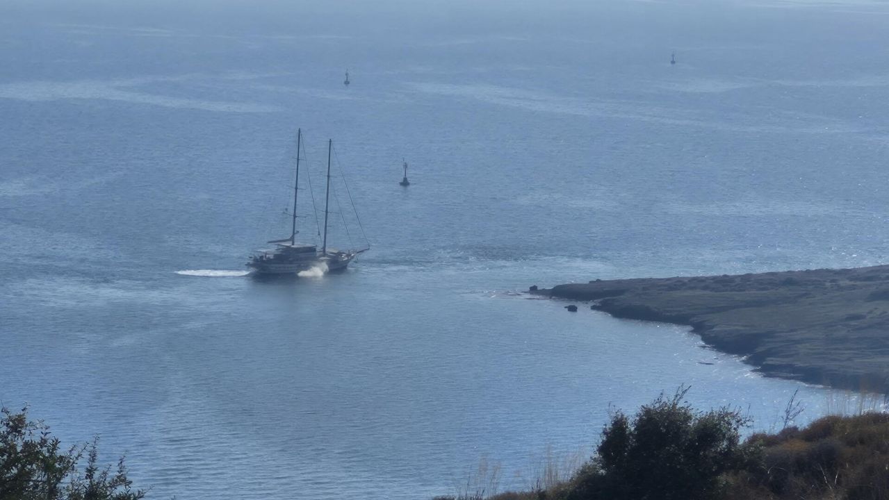 Bodrum'da 41 metre uzunluğundaki yelkenli karaya oturdu