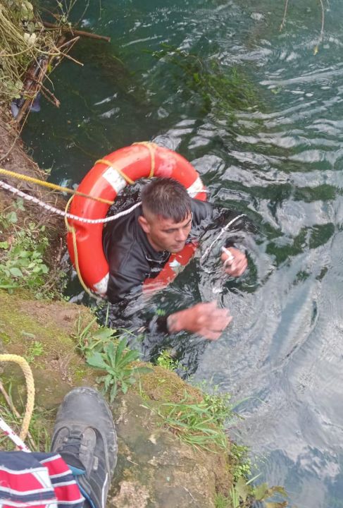Düden Çayı'na düşen genç, can simidiyle kurtarıldı