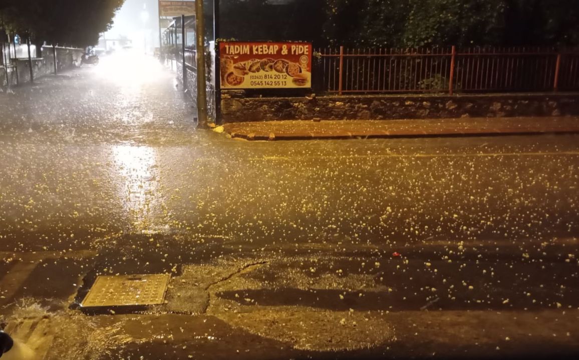 Antalya'da sağanak, yerini fırtına ve doluya bıraktı