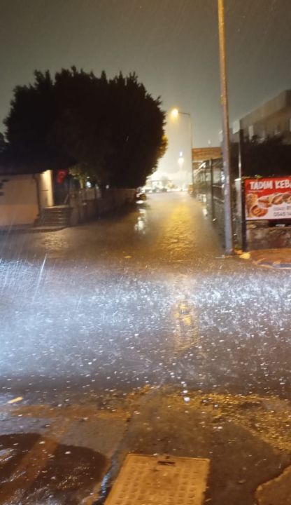 Antalya'da sağanak, yerini fırtına ve doluya bıraktı