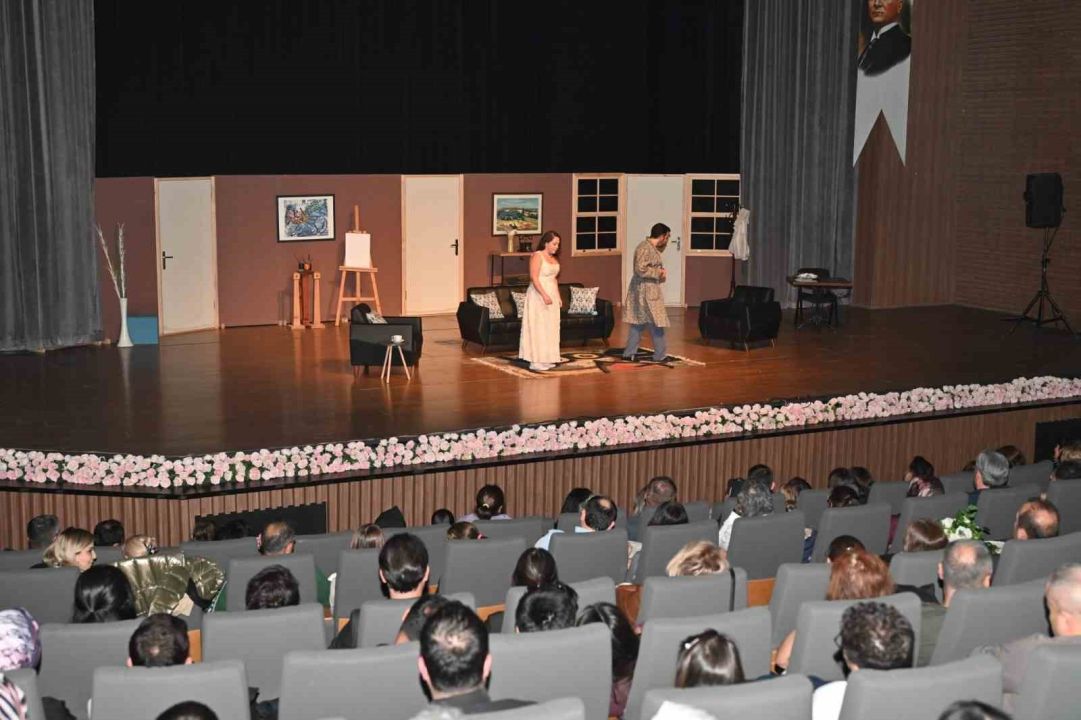 "Eyvah Yine Karıştı" adlı komedi oyunu ile perde açıldı