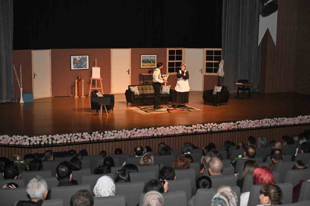 "Eyvah Yine Karıştı" adlı komedi oyunu ile perde açıldı