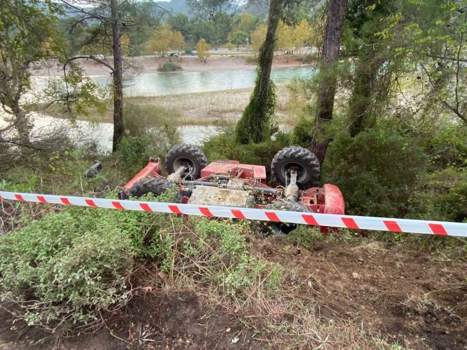 Kontrolden çıkan iş makinası şarampole devrildi: 1 yaralı