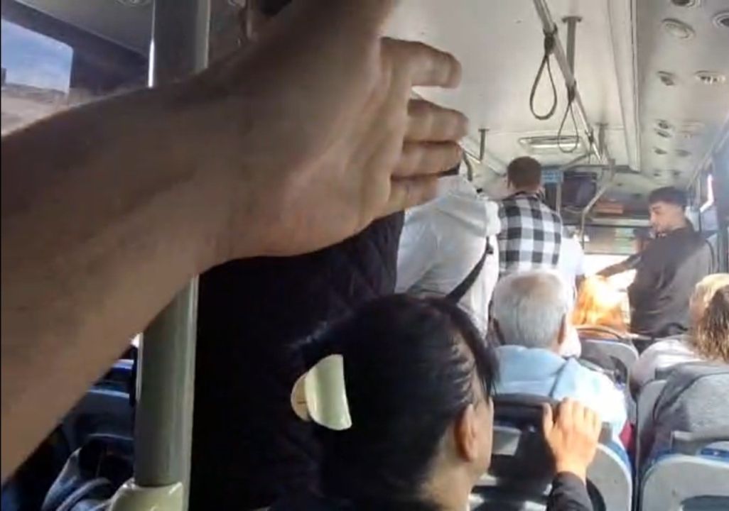 Belediye otobüs şoförünün valizleri fazla diye öğrencileri otobüse almadığı iddiası