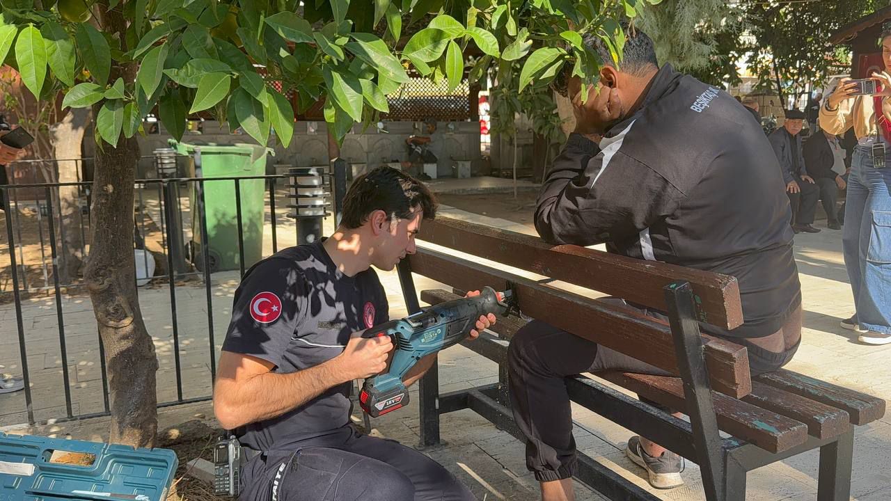 Uyurken bacağını banka sıkıştırdı, itfaiye kurtardı