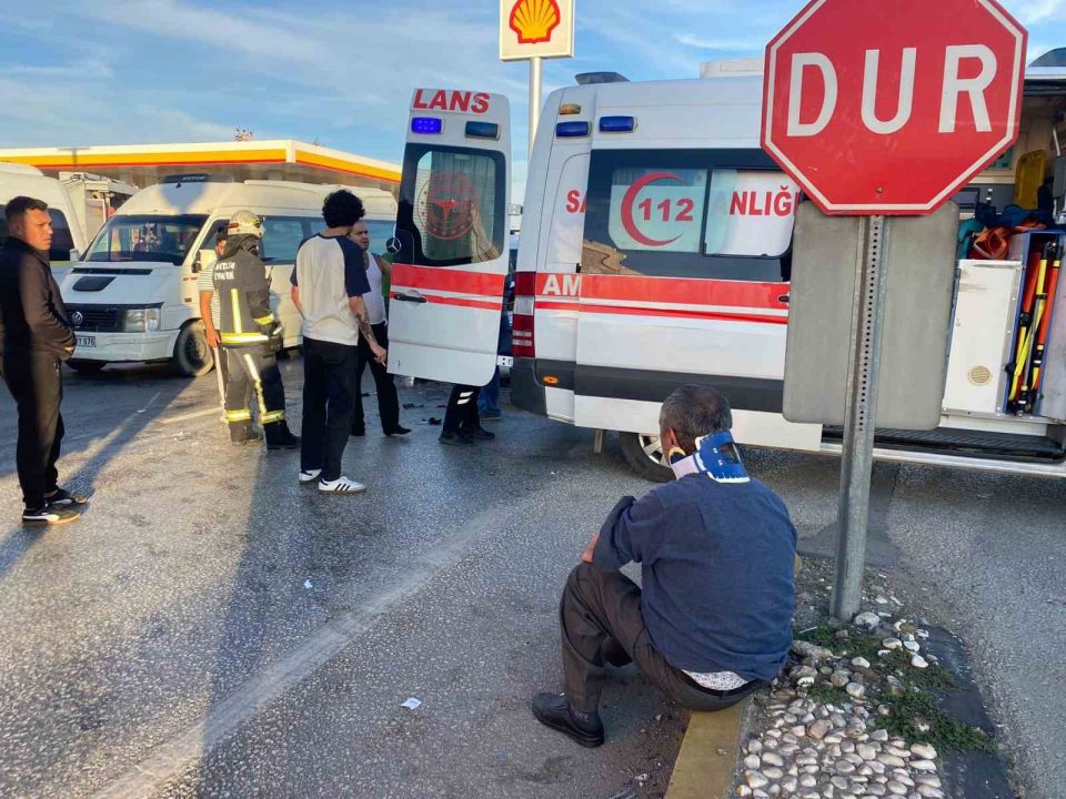 Antalya’da kavşakta iki araç çarpıştı: 4 yaralı