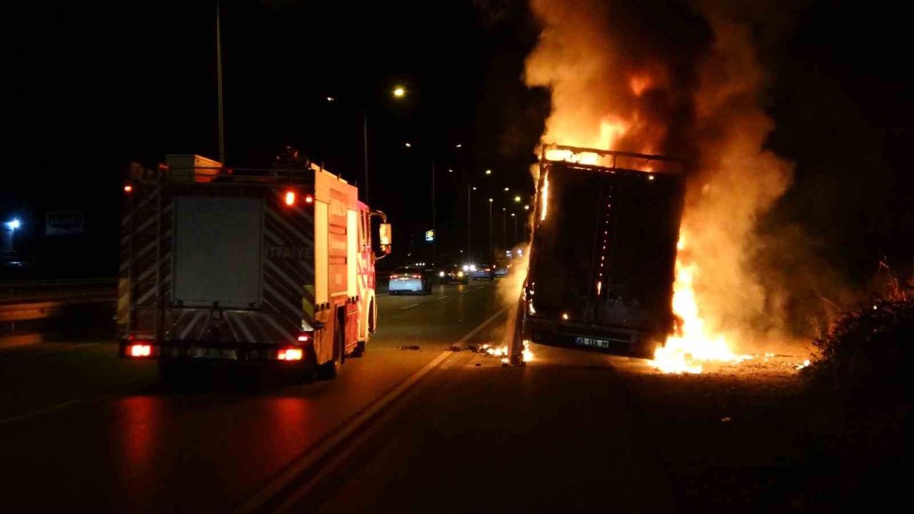 Antalya’da elektronik eşya yüklü nakliye aracı alev alev yandı