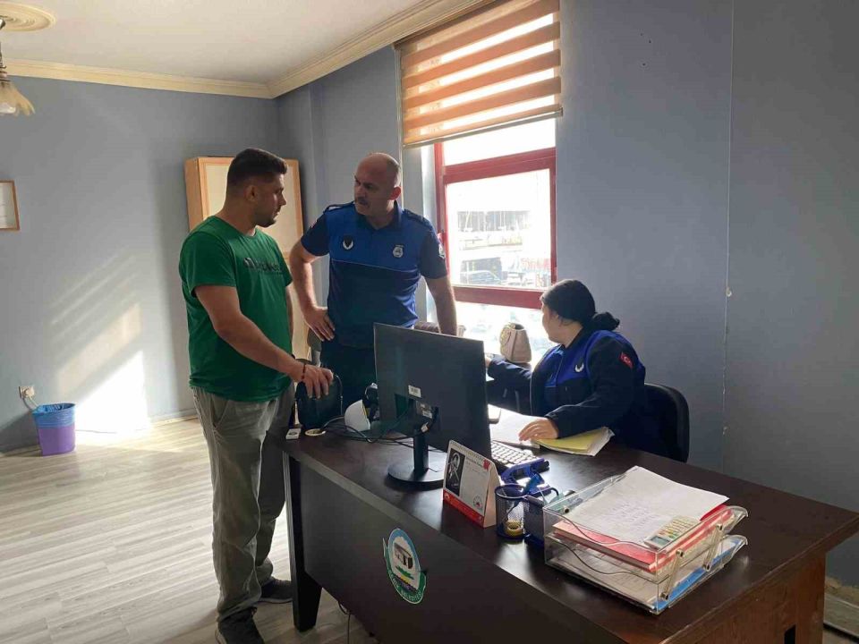 Zabıta ekiplerinin devriye atarken yerde buldukları çanta sahibine teslim edildi