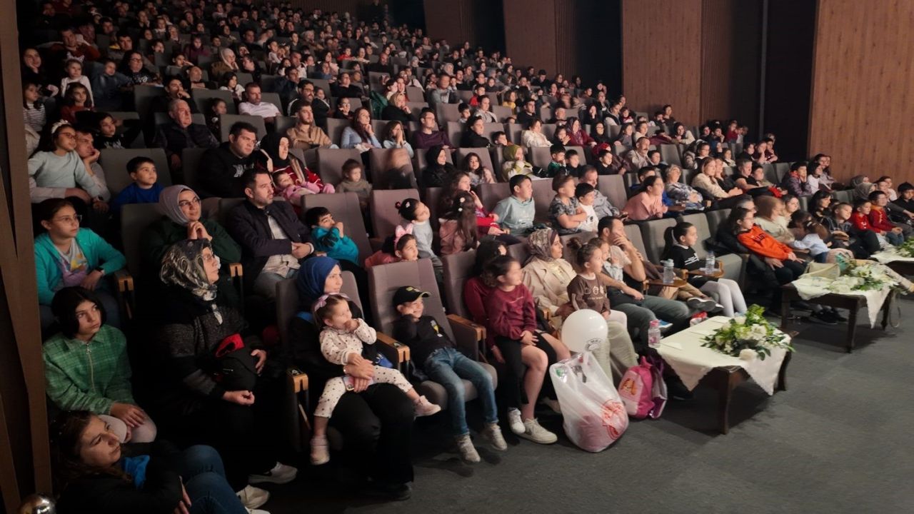 Isparta Belediyesi Şehir Tiyatroları çocuklarla buluştu