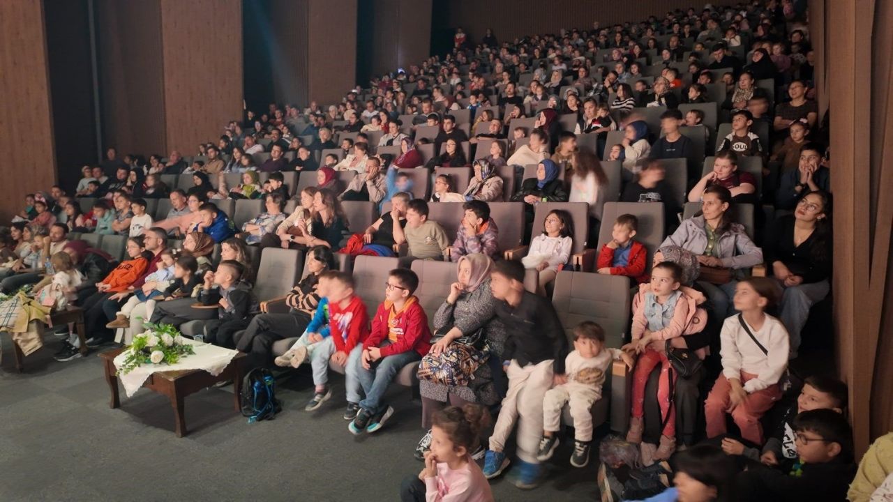 Isparta Belediyesi Şehir Tiyatroları çocuklarla buluştu