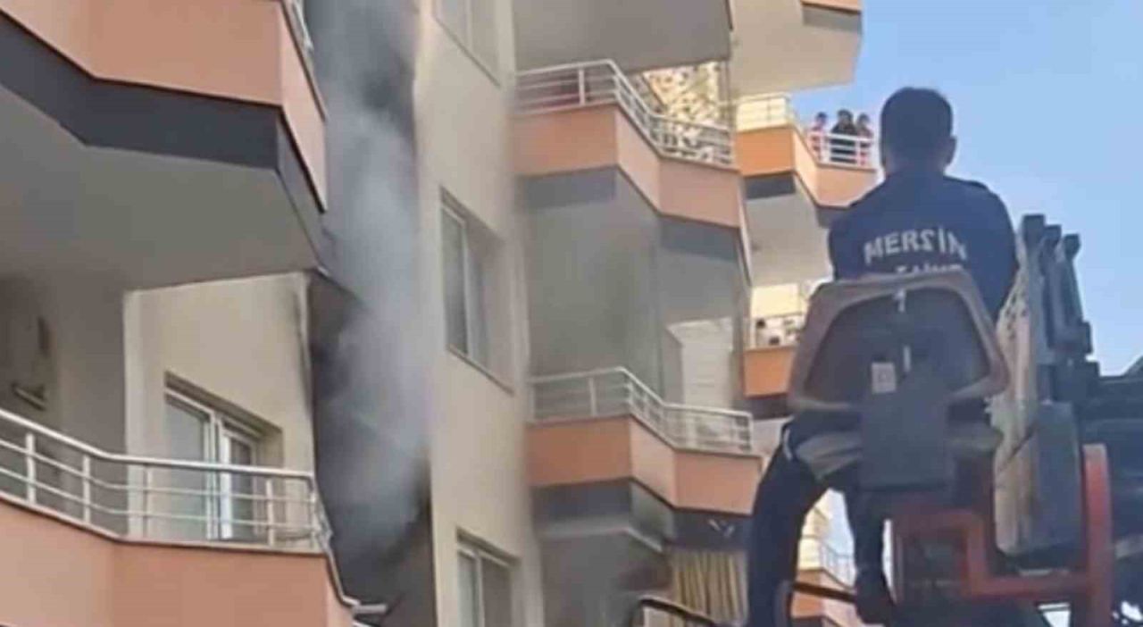 Erdemli’de bina yangını korkuttu
