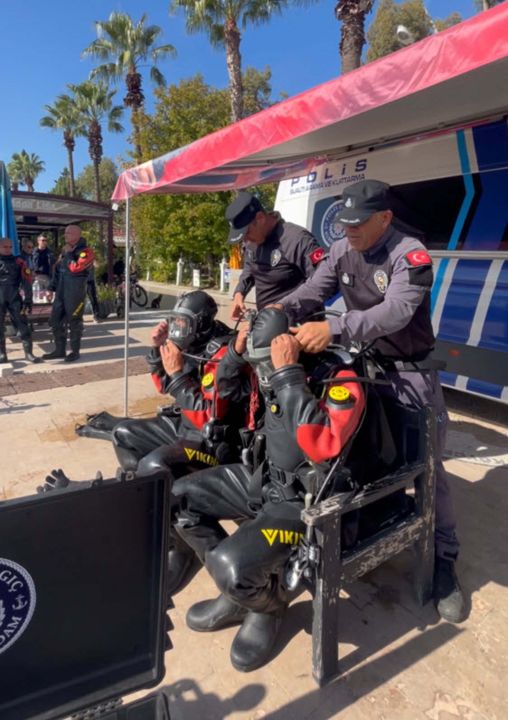 Polis dalgıçlar Ata'yı andı