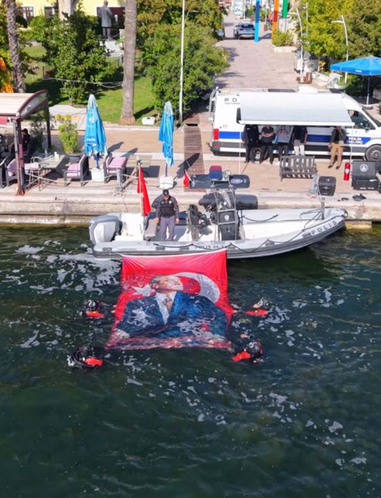 Polis dalgıçlar Ata'yı andı