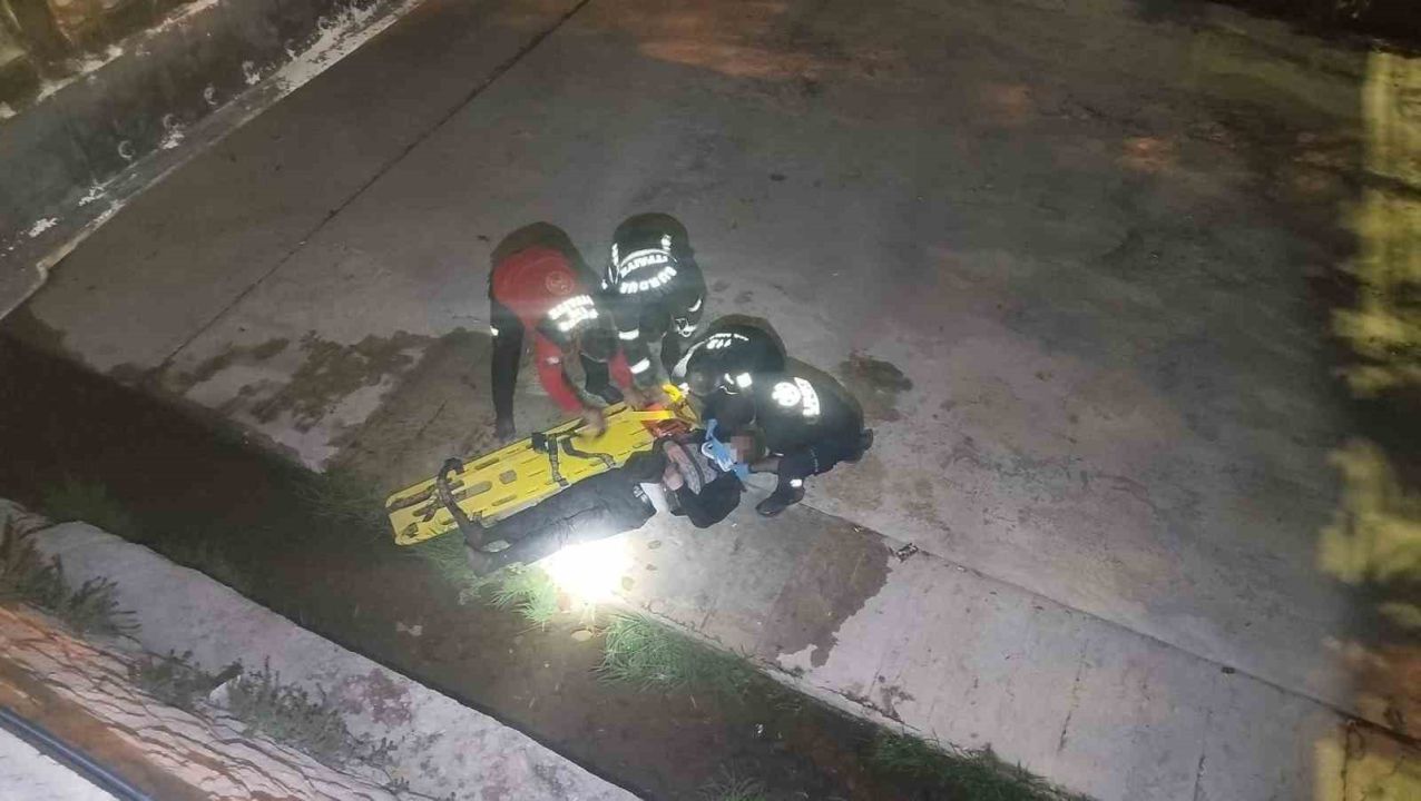 Dengesini kaybedip kanala düştü, itfaiye ekipleri kurtardı