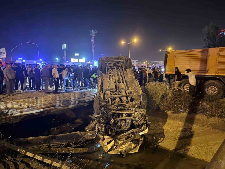 Tarsus’ta yolcu minibüsü ile otomobil çarpıştı: 10 yaralı