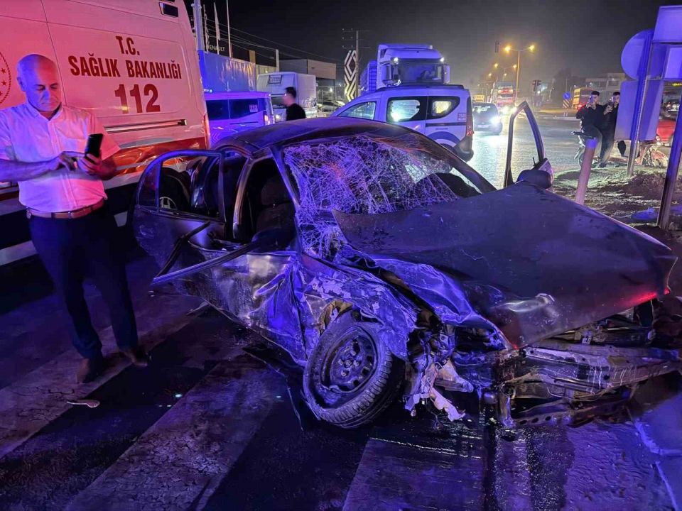 Tarsus’ta yolcu minibüsü ile otomobil çarpıştı: 10 yaralı