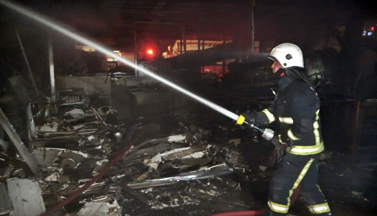 Konyaaltı Sahili’ndeki kafe yanarak küle döndü, 5 yavru köpek telef oldu