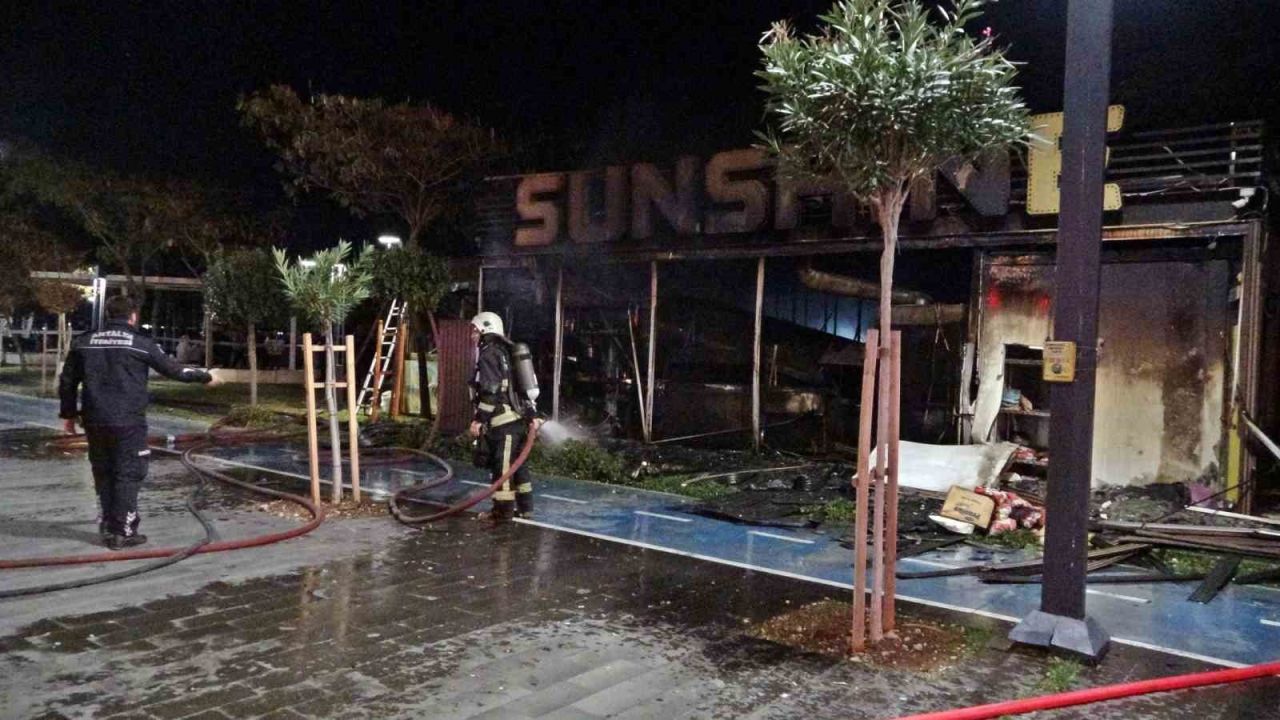 Konyaaltı Sahili’ndeki kafe yanarak küle döndü, 5 yavru köpek telef oldu
