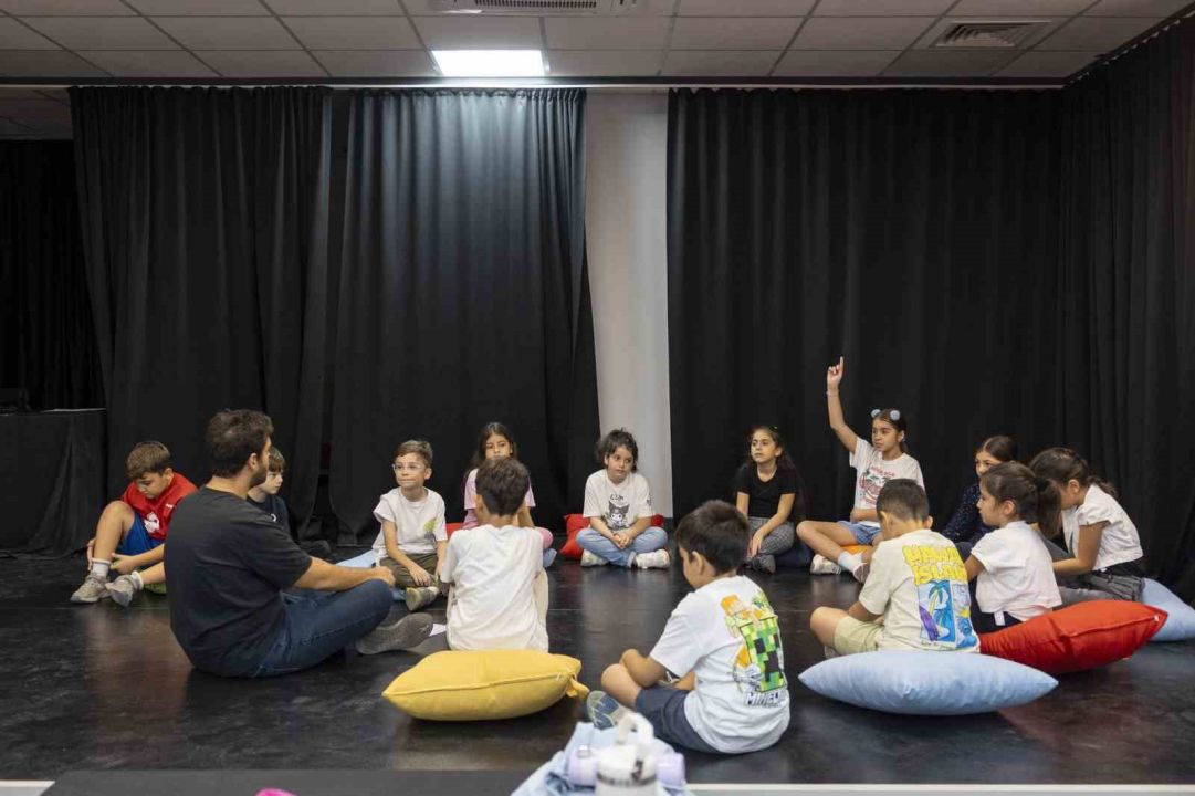 Mersin’de ücretsiz tiyatro kursuna yoğun ilgi